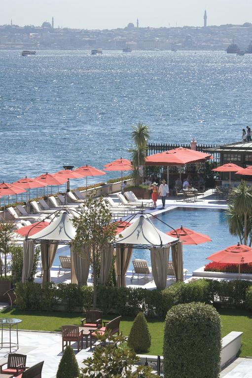 Bazén v ubytování Four Seasons Hotel Istanbul at the Bosphorus nebo v jeho okolí