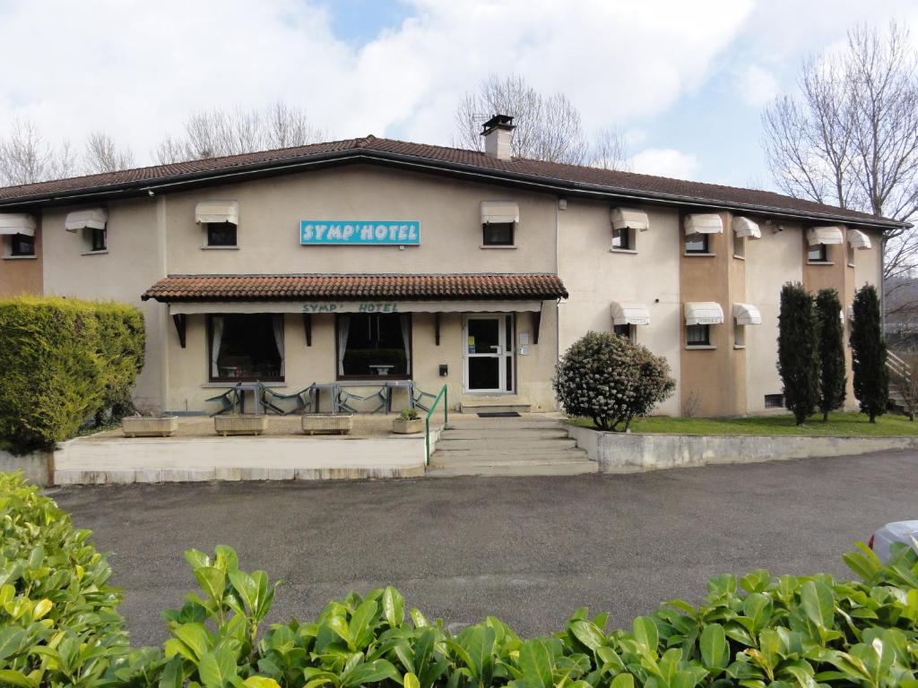 un edificio con un cartel que lee la habitación feliz en Symp'Hotel en Nivolas-Vermelle