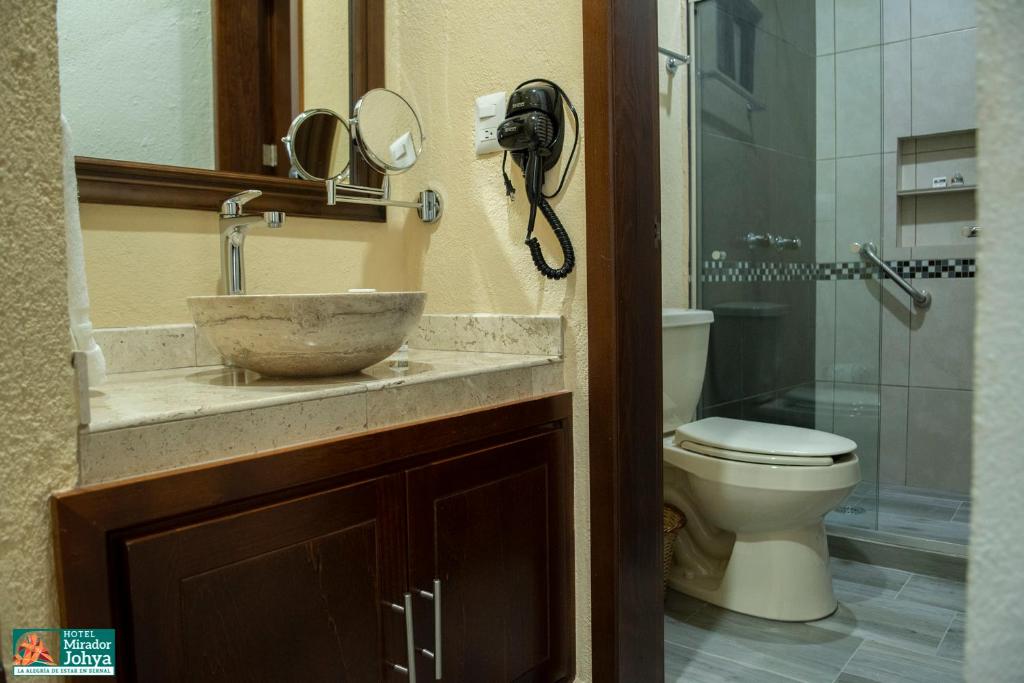 Koupelna v ubytování Mirador Johya Hotel