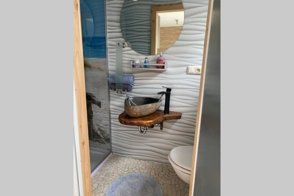 Koupelna v ubytování Die Pilgerbox, Tiny House trifft Urlaub, optional mit Sauna und Whirlpool