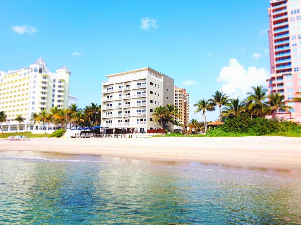 vista su una spiaggia con edifici e sull'oceano di Sun Tower Hotel & Suites on the Beach a Fort Lauderdale