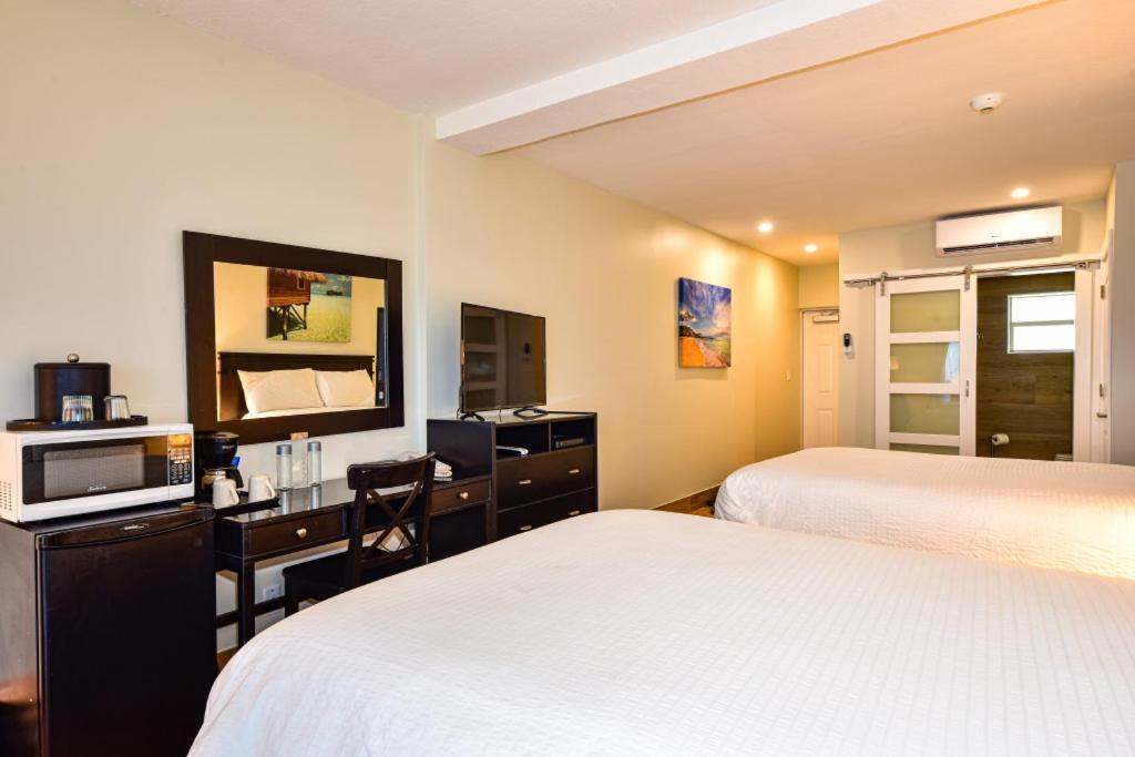 Sun Tower Hotel & Suites on the Beachにあるベッド