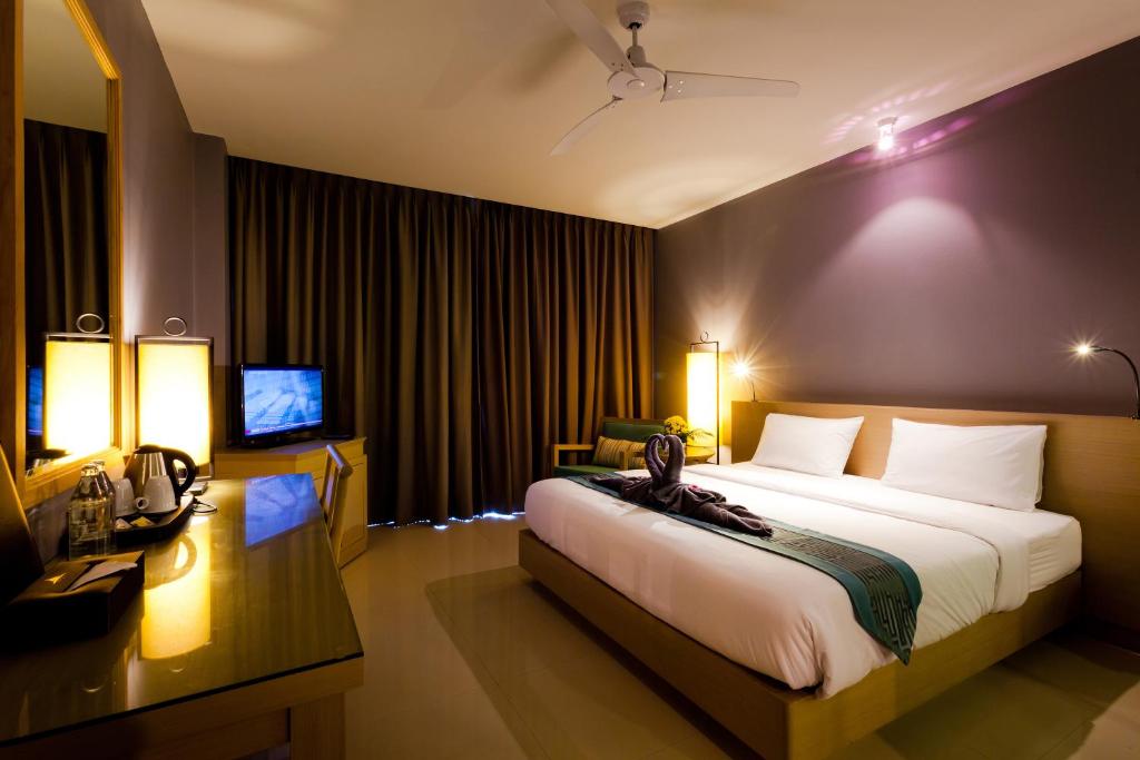 Postel nebo postele na pokoji v ubytování Ramaburin Resort Patong - SHA Extra Plus