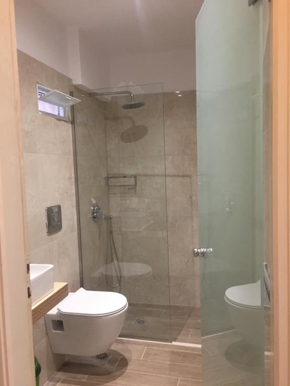 Koupelna v ubytování Voula Hotel