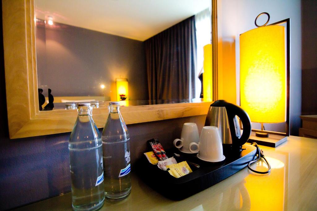 Příslušenství pro přípravu čaje a kávy v ubytování Ramaburin Resort Patong - SHA Extra Plus