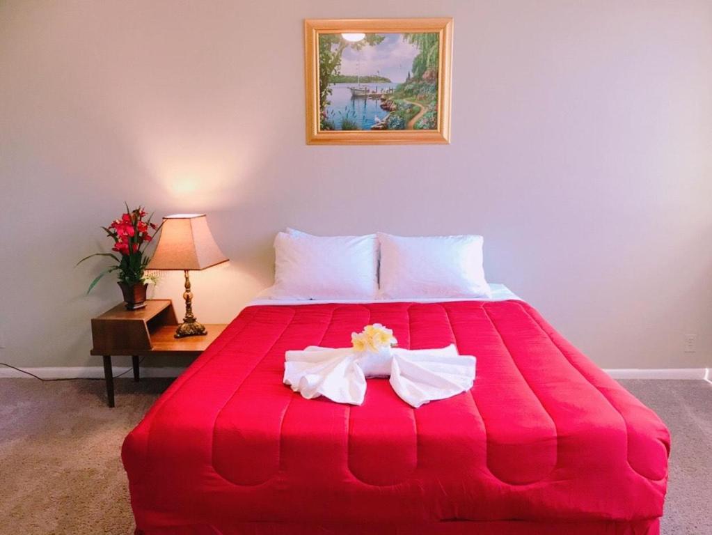 a bedroom with a red bed with a red blanket at Downtown Apartment convenient to all city venues 105 in Greensboro