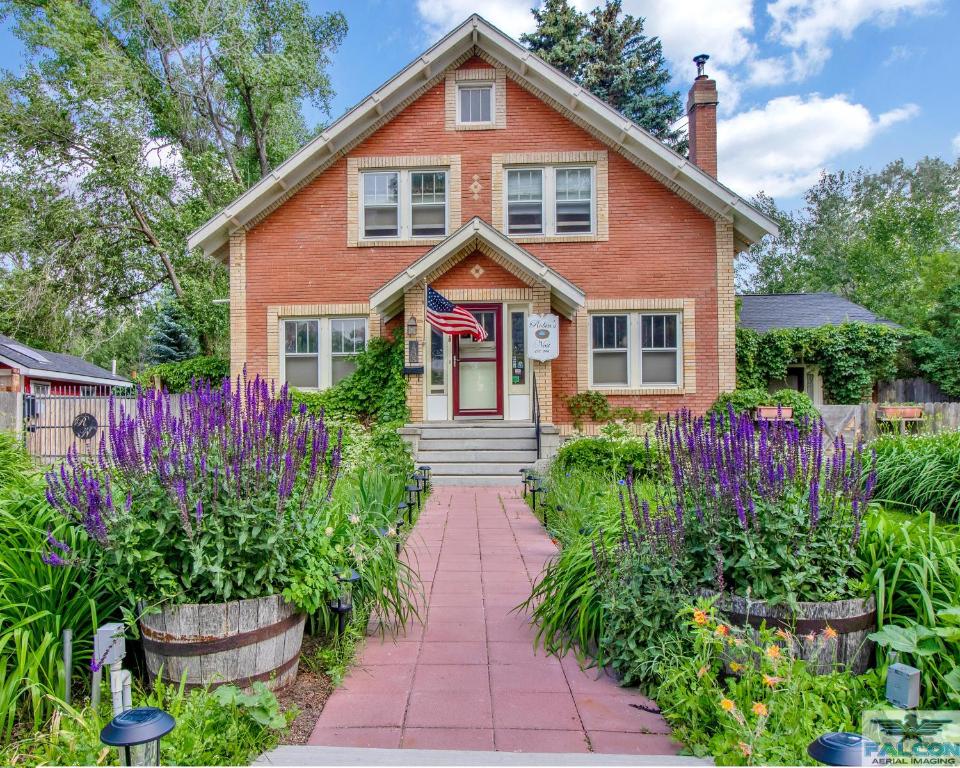een huis met paarse bloemen ervoor bij Robins Nest Bed & Breakfast in Cody