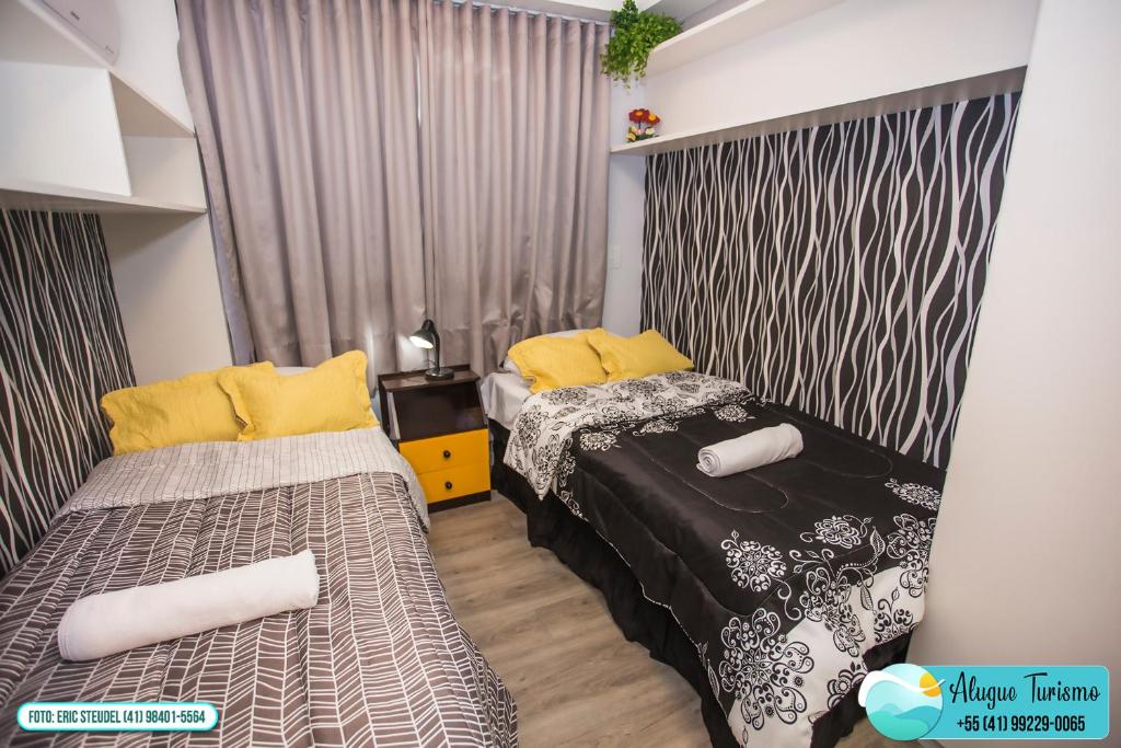 um quarto com 2 camas e uma janela em All You Need - 608 em Curitiba