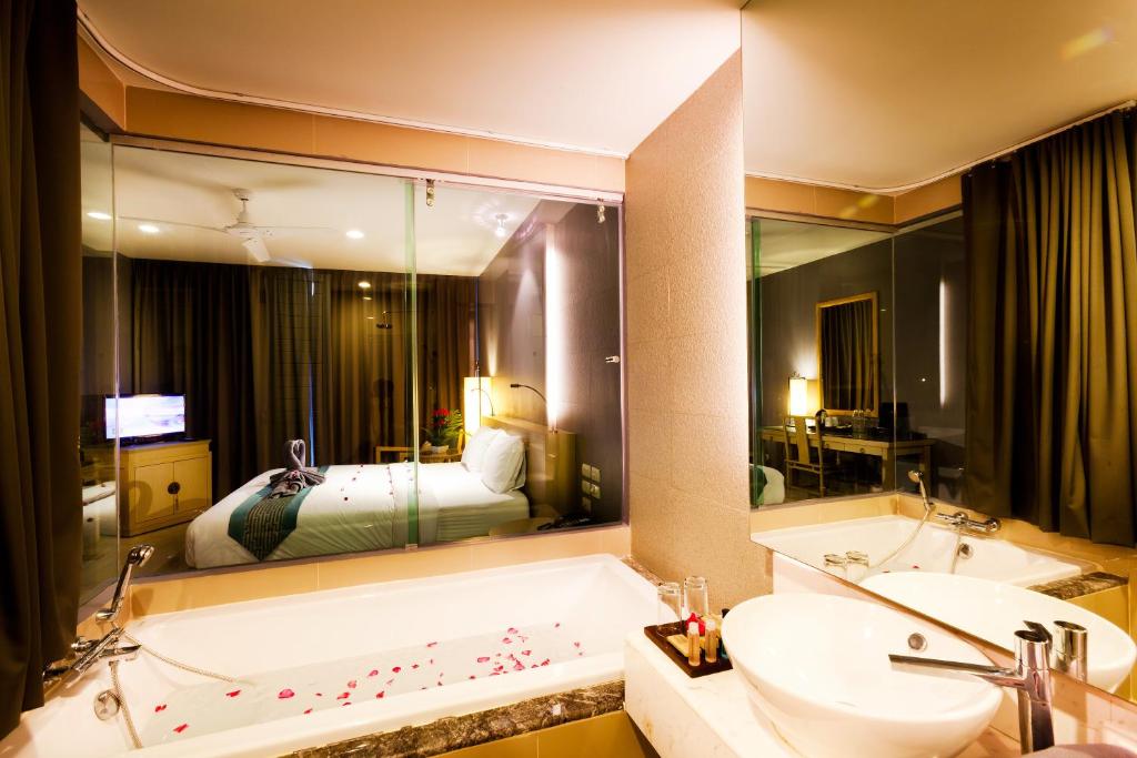 Postel nebo postele na pokoji v ubytování Ramaburin Resort Patong - SHA Extra Plus