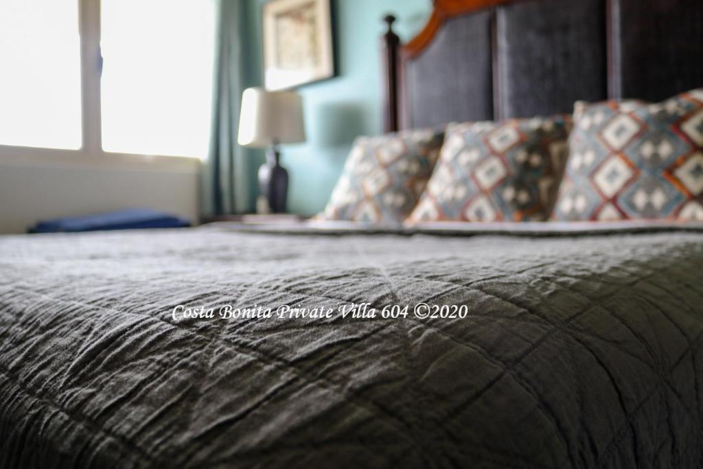 um close-up de uma cama em um quarto em Costa Bonita Private Villa 604 em Culebra