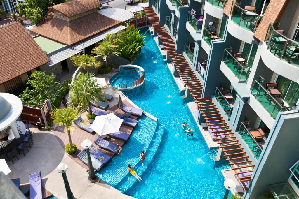 Bazén v ubytování Ramaburin Resort Patong - SHA Extra Plus nebo v jeho okolí
