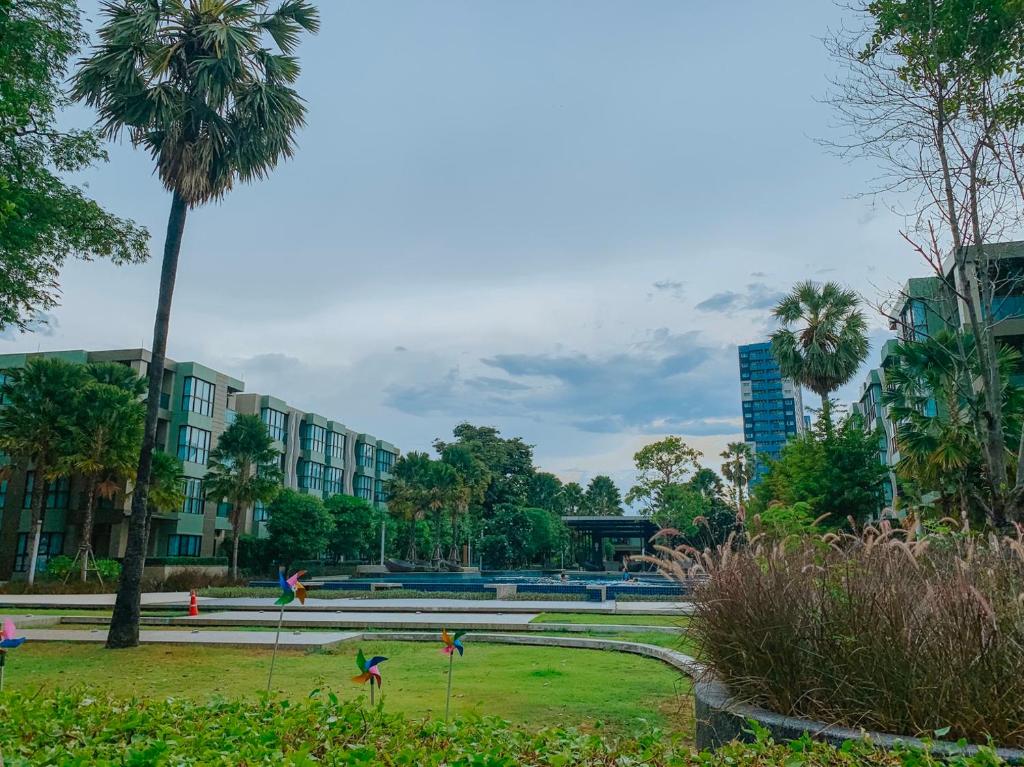 un parque con una palmera y cometas en un parque en lumpini park beach en Cha Am