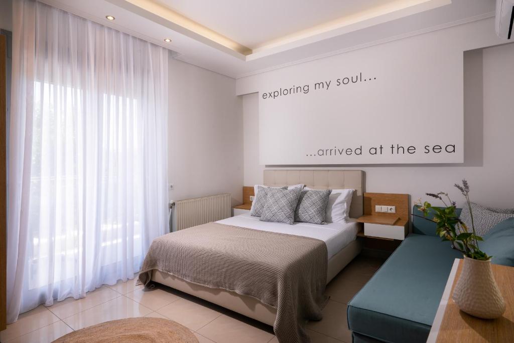 een slaapkamer met een bed en een bord aan de muur bij Muses Studios in Potos