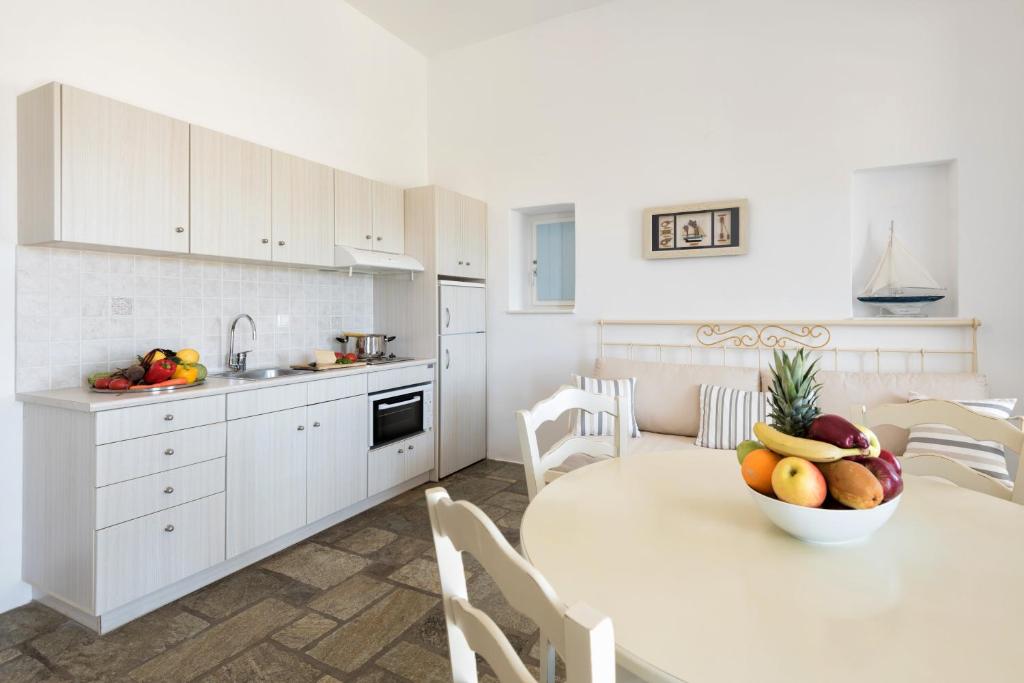 Kuchyň nebo kuchyňský kout v ubytování Ambelas Mare Apartments