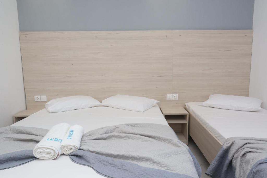 Una cama o camas en una habitación de Akritas Hotel Pefkochori