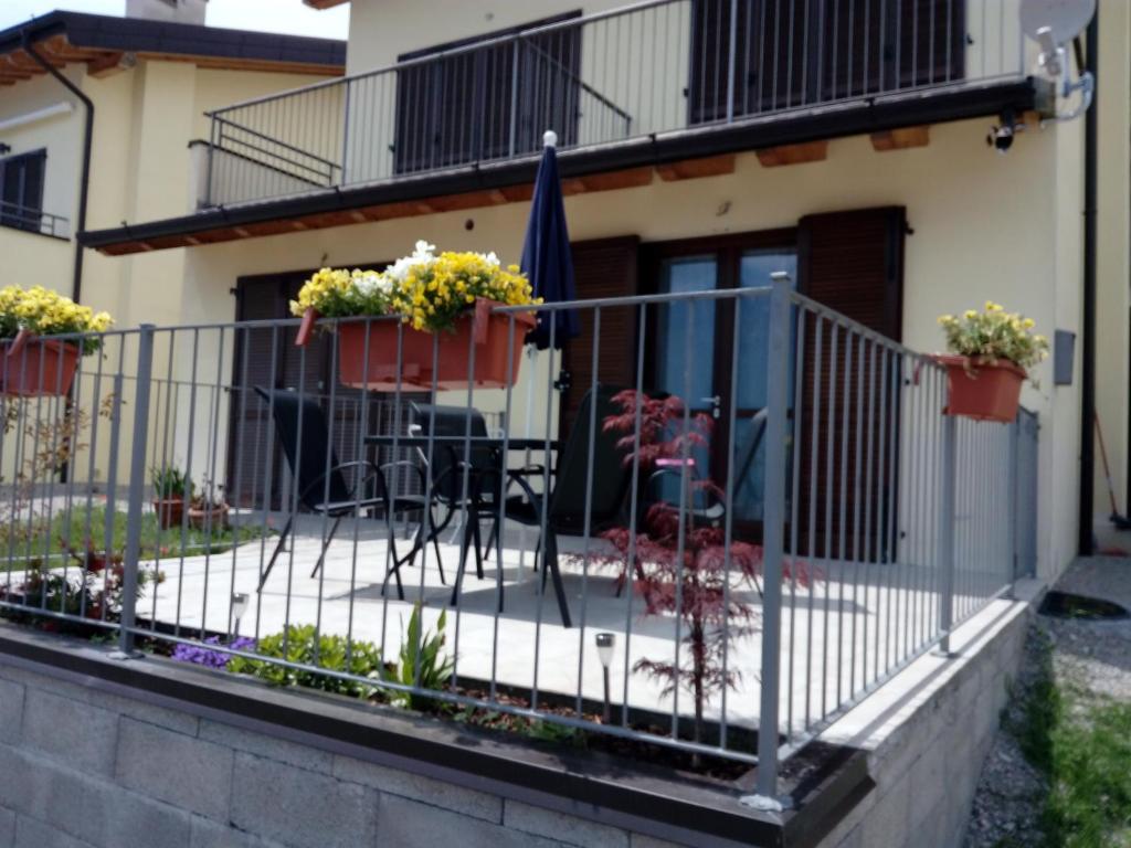 un balcone con piante in vaso su una casa di Appartamento Flora a Tremosine Sul Garda