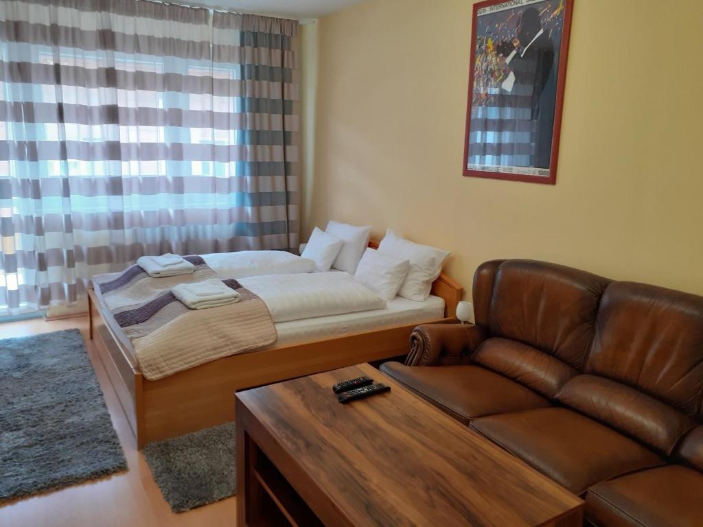 a living room with a bed and a couch at Macskafogo, tunderi szallas a belvarosban in Győr