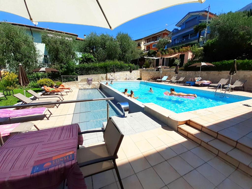 Bazén v ubytování Hotel Antonella nebo v jeho okolí