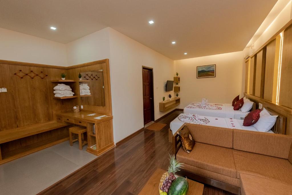Postel nebo postele na pokoji v ubytování UCT Taunggyi Hotel