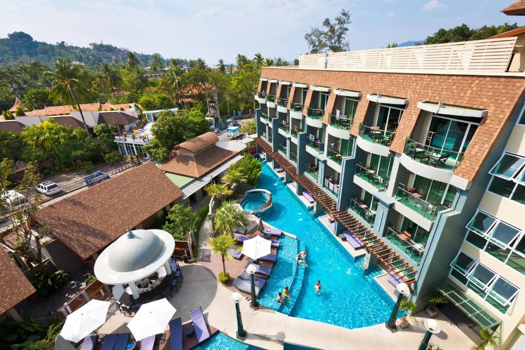 Bazén v ubytování Ramaburin Resort Patong - SHA Extra Plus nebo v jeho okolí