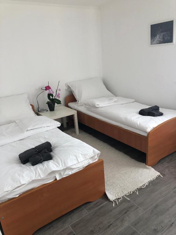 Posteľ alebo postele v izbe v ubytovaní Dália apartman Gyömrő