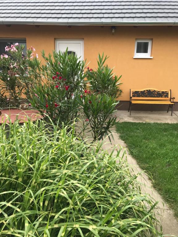 Vonkajšia záhrada v ubytovaní Dália apartman Gyömrő