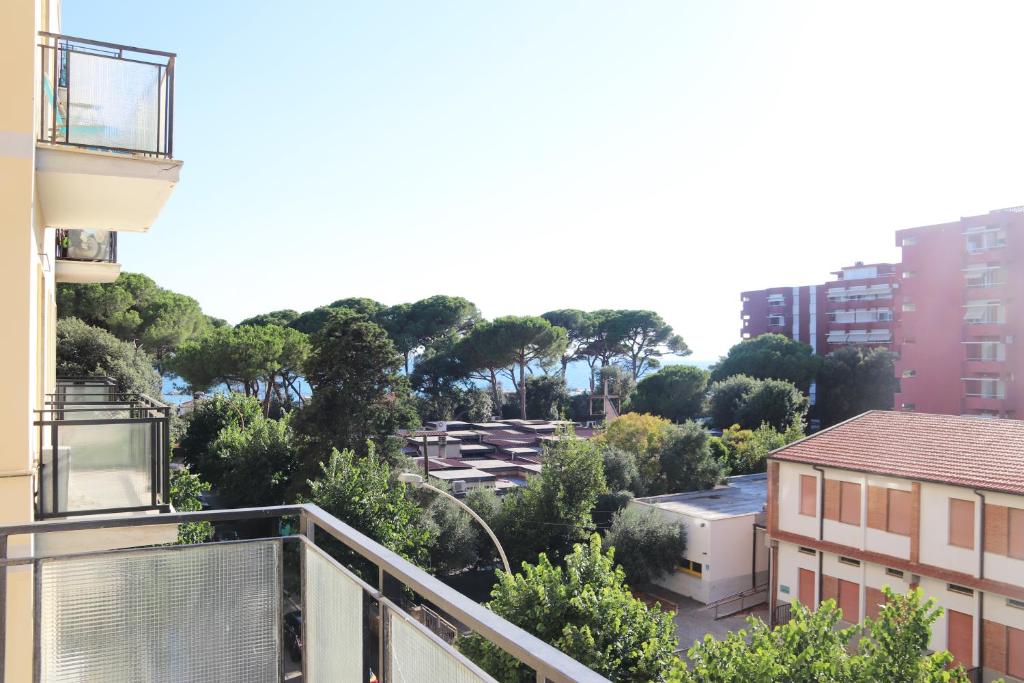 een balkon met uitzicht op de stad bij Cimarosa 5 in Follonica