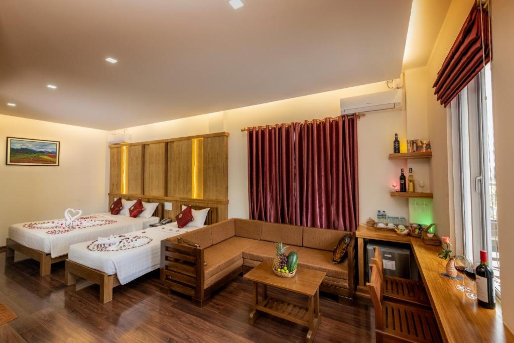 Postel nebo postele na pokoji v ubytování UCT Taunggyi Hotel