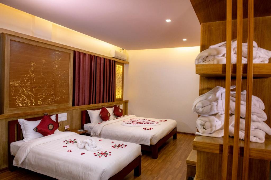 Postel nebo postele na pokoji v ubytování UCT Taunggyi Hotel