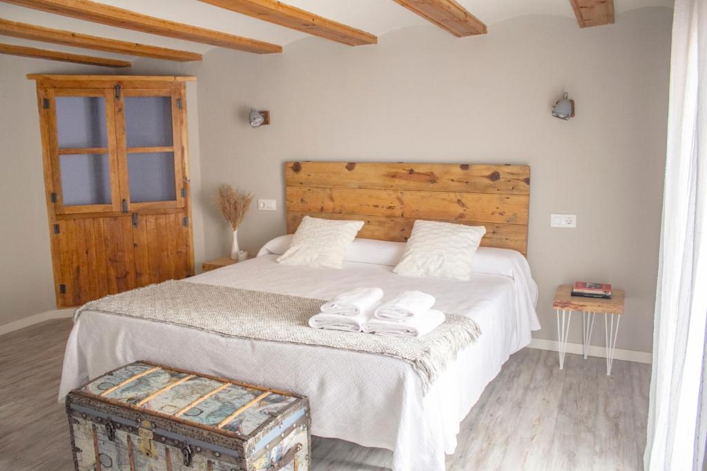 1 dormitorio con 1 cama con 2 toallas en Casa Rural El Morral, en La Mata de los Olmos