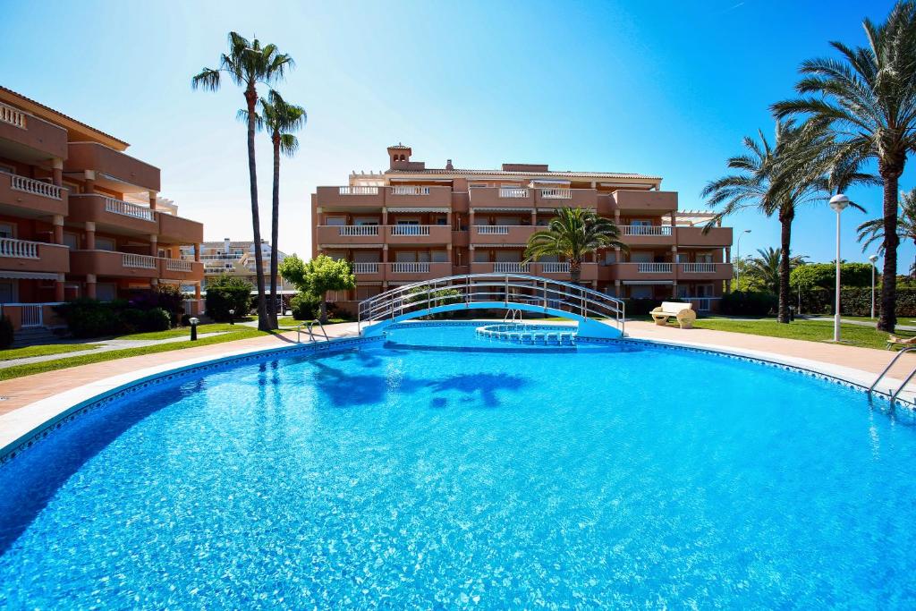 une grande piscine en face d'un bâtiment dans l'établissement Poseidon Denia, à Dénia