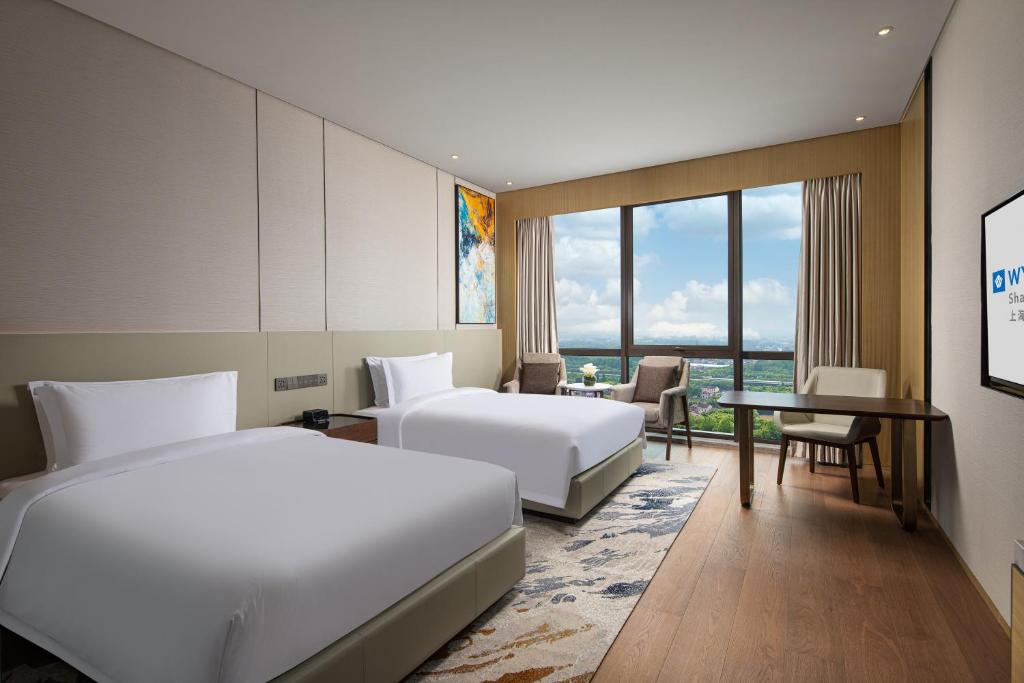 Postel nebo postele na pokoji v ubytování Wyndham Shanghai Pudong