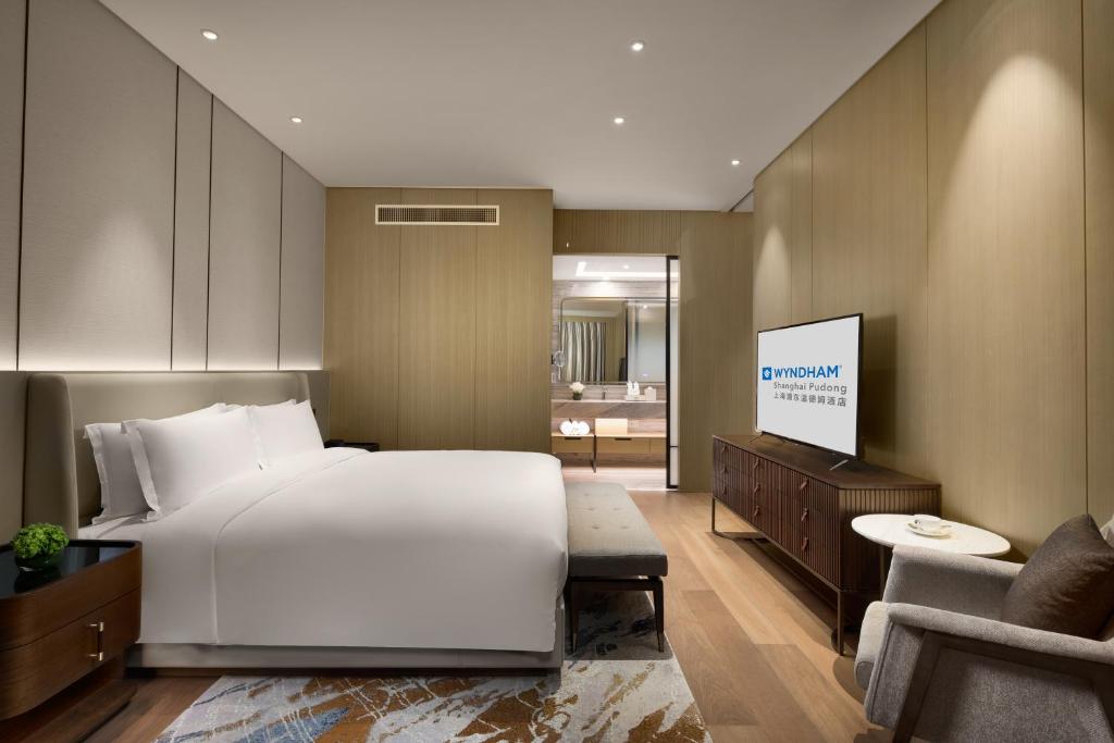 Postel nebo postele na pokoji v ubytování Wyndham Shanghai Pudong