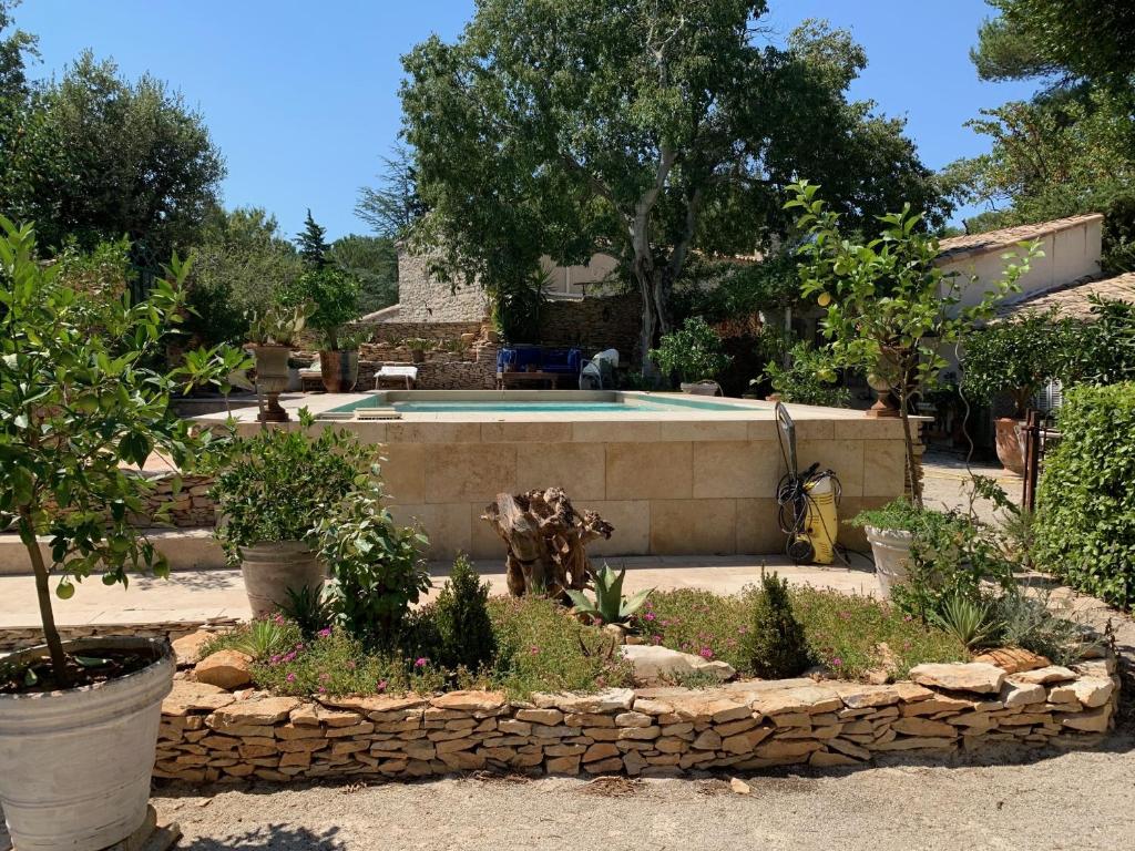 a garden with a pool and a statue of a dog at liste rouge in Nîmes