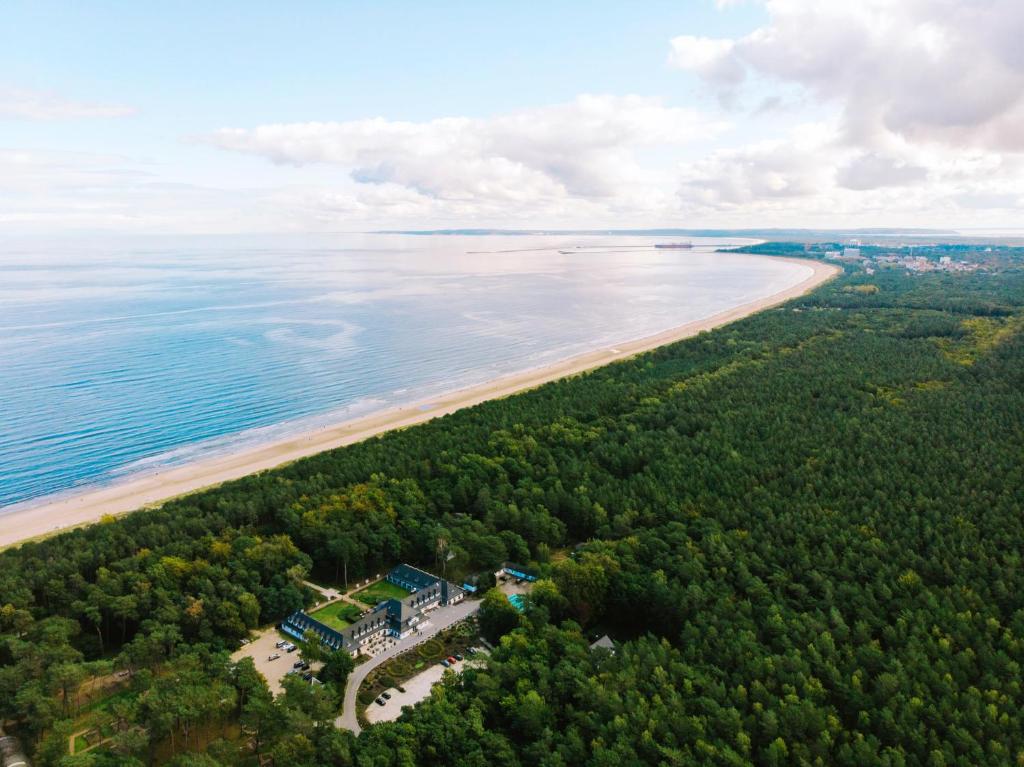 eine Luftansicht eines Hauses am Strand in der Unterkunft Hotel Residenz WALDOASE in Ahlbeck