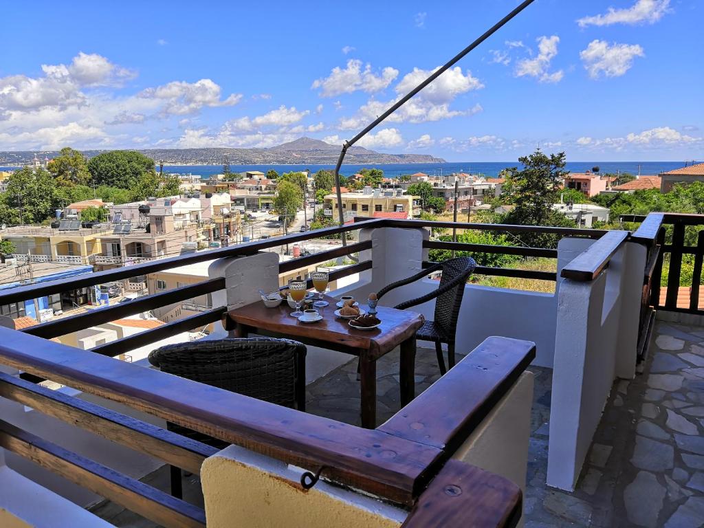カリヴェスにあるSofia Kalyvesの市街の景色を望むバルコニー(テーブル付)