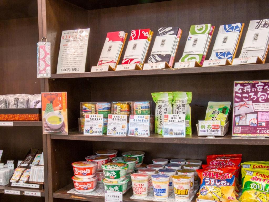 Supermarket nebo jiné obchody v  hotelu nebo okolí