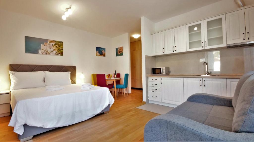 Кішкене аққұбамен HD порно