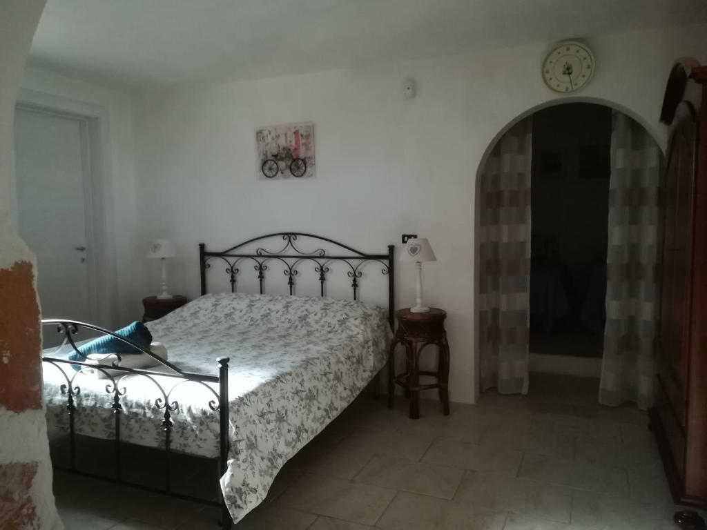 Кровать или кровати в номере Trullo Alessandro e Villa Raffaela