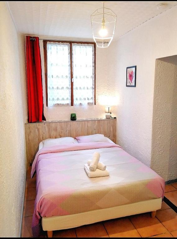 a bedroom with a bed with two towels on it at Appartement T1 quartier château de Pau in Pau