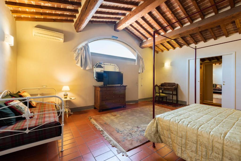 Posteľ alebo postele v izbe v ubytovaní Nella Torre del Poschi Penthouse with Roof Terrace
