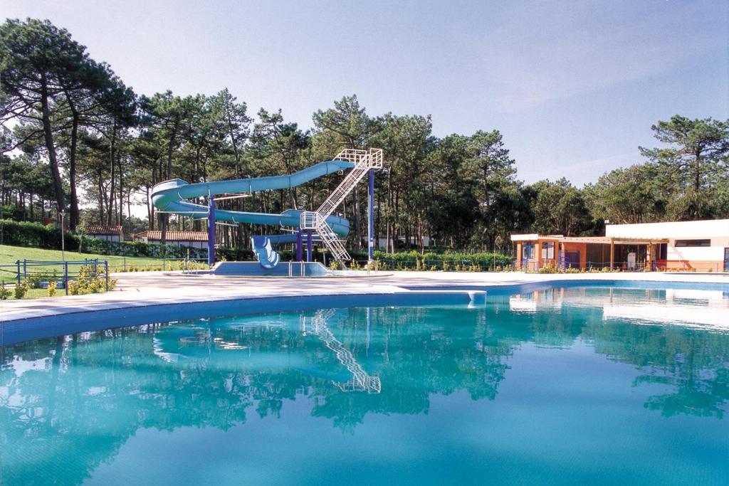 聖佩羅德姆的住宿－Parque De Campismo Orbitur Sao Pedro De Moel，游泳池的水滑梯