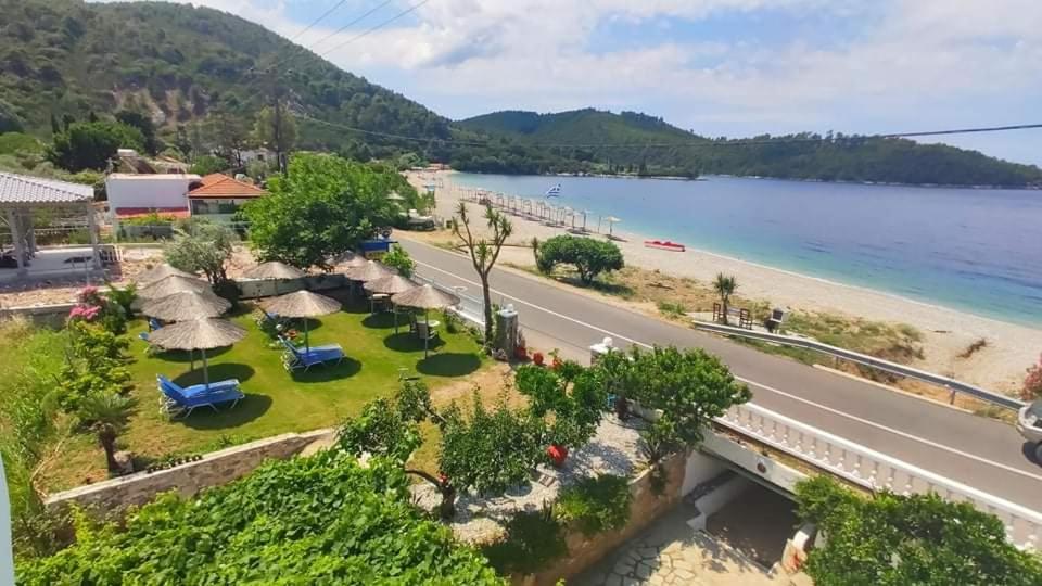 een luchtzicht op een strand en een weg bij Anastasia Studios & Apartments in Panormos Skopelos