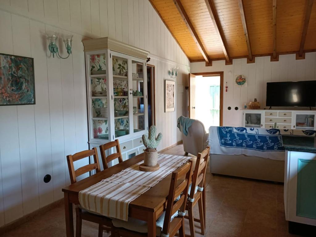 Kuchyňa alebo kuchynka v ubytovaní Villa Ada con Piscina, Jardin y Parking