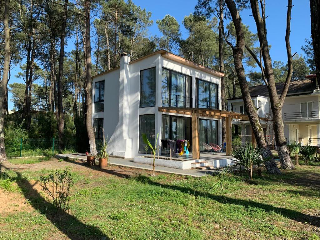 una casa con muchas ventanas en Shekvetili Vacation Home, en Shekhvetili