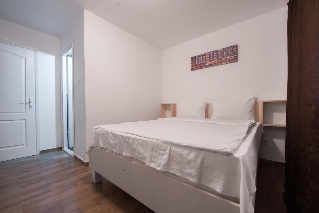Ένα ή περισσότερα κρεβάτια σε δωμάτιο στο Casa 4 Odăi