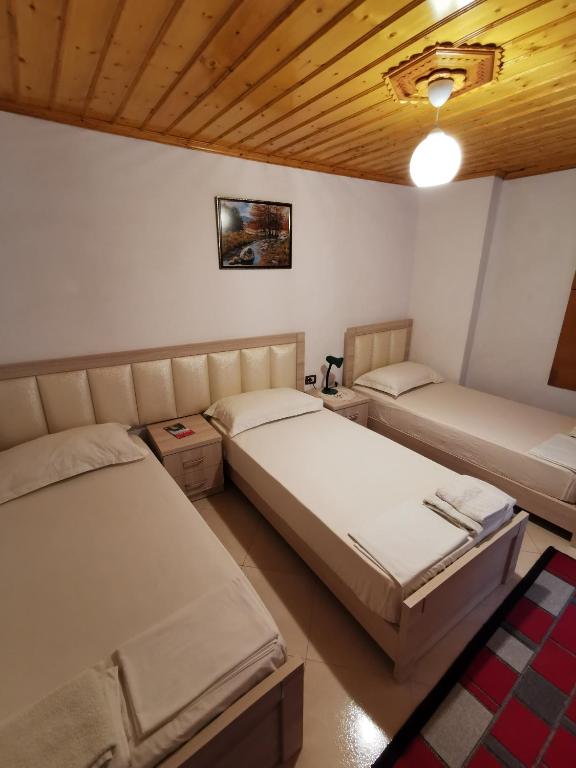 Tomor Shehu Guest House - Triple Chambre