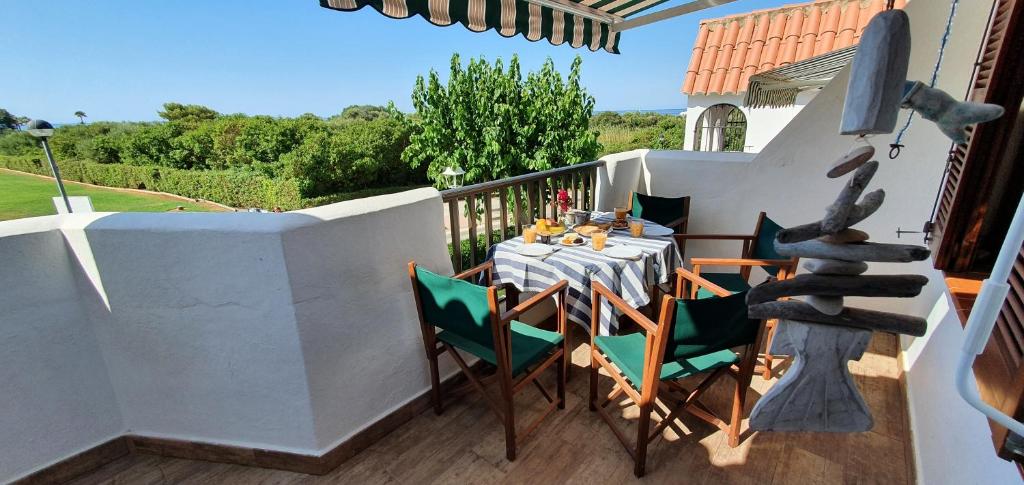 einen Tisch und Stühle auf dem Balkon eines Hauses in der Unterkunft Apartamento en Playa Son Bou in Son Bou