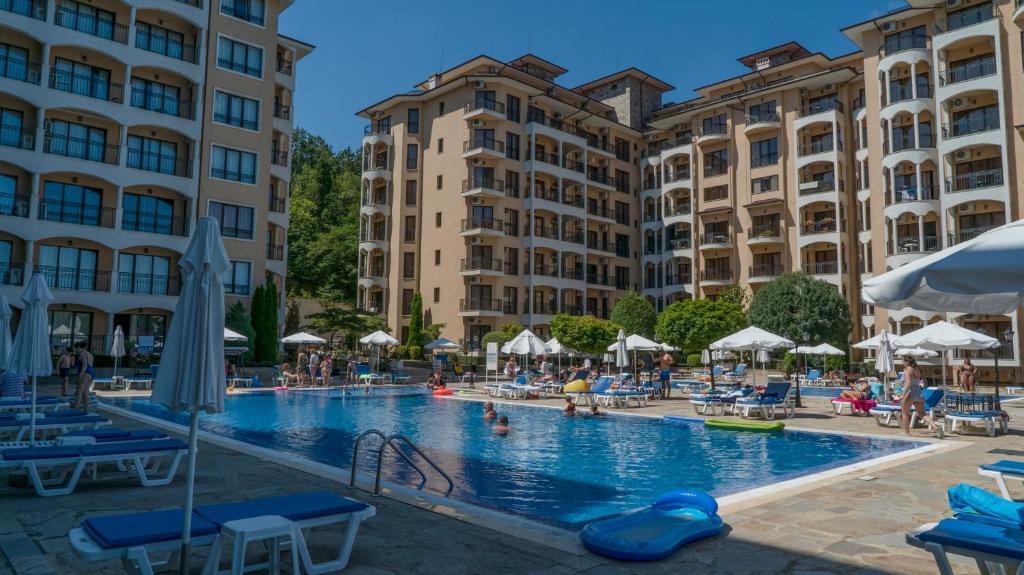 una piscina en un hotel con edificios en Bendita Mare Aparthotel, en Golden Sands