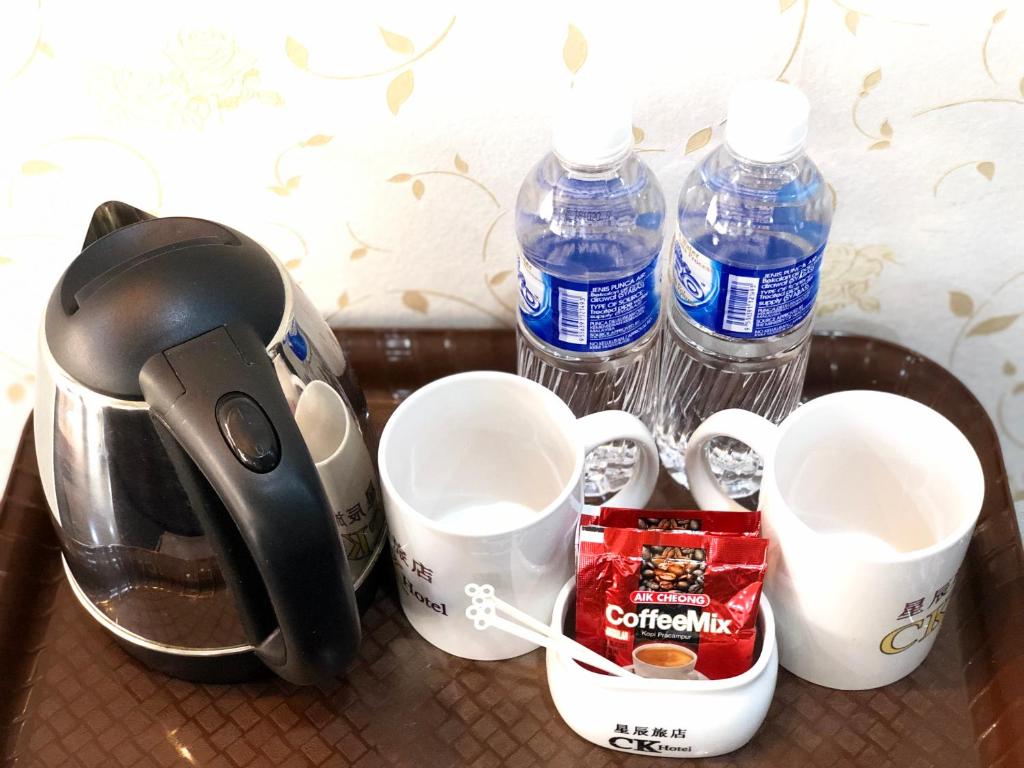 Příslušenství pro přípravu čaje a kávy v ubytování CK Hotel